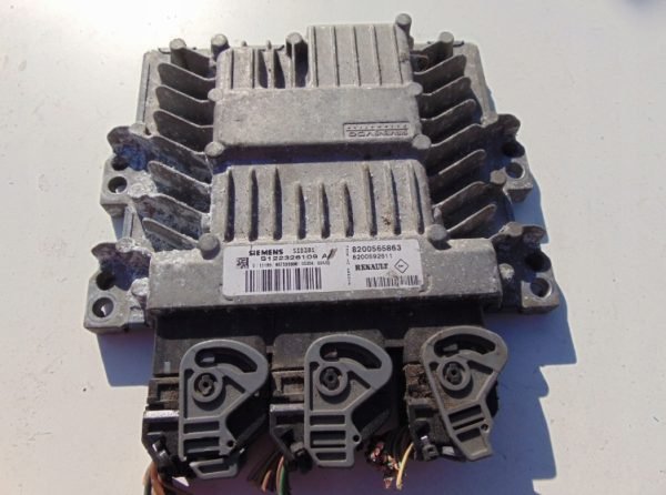 Computadora Renault 8200565863 S122326109A SID 301