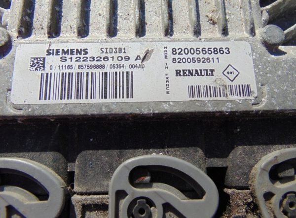 Computadora Renault 8200565863 S122326109A SID 301 - Imagen 3