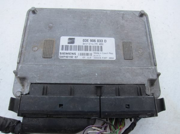 Computadora Centralita Ecu Volkswagen Seat 03E906033D 5WP4019207