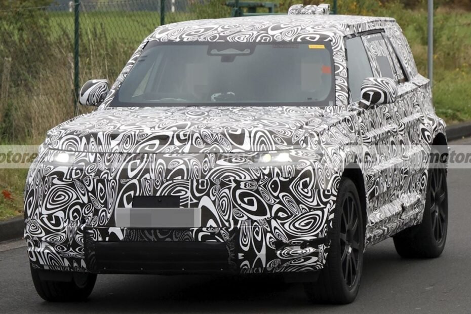 El "Baby Defender" de Land Rover ya calienta motores en Nürburgring, promete lujo y mucho carácter