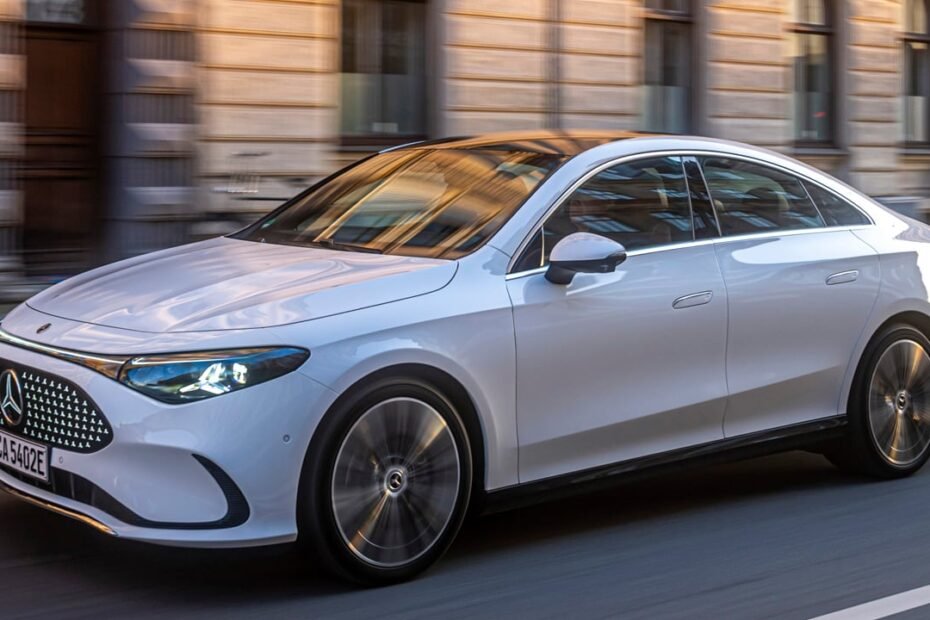 El Mercedes CLA eléctrico más barato ya está aquí y tiene más autonomía que el Tesla Model 3 Standard