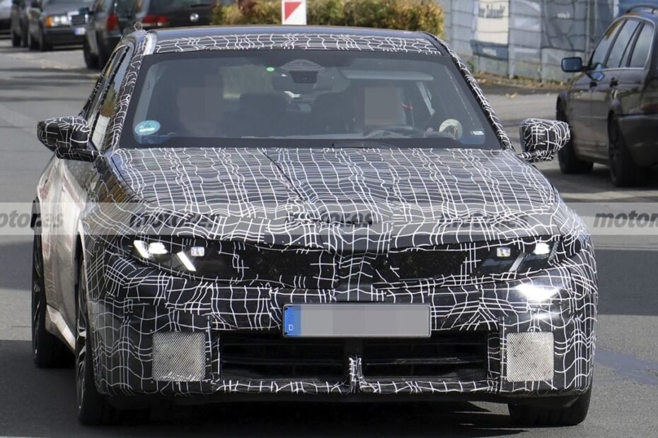 El nuevo BMW Serie 3 2026 ya empieza a perder camuflaje, el icono alemán se prepara para su gran revolución