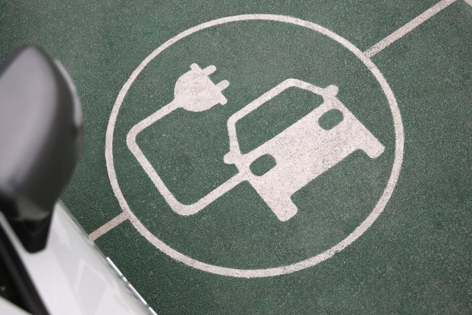 Etiquetas, coches eléctricos e híbridos enchufables, todo lo que nadie te cuenta sobre el futuro de Europa
