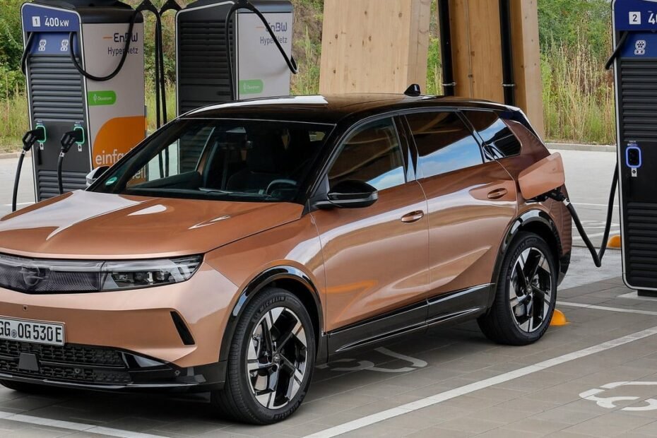 Llega el Opel Grandland que faltaba en la gama, rozando ahora los 700 kilómetros de autonomía eléctrica
