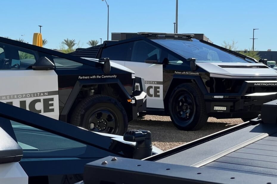 Una pareja millonaria dona 10 Tesla Cybertruck para convertirlos en coches de policía en Las Vegas
