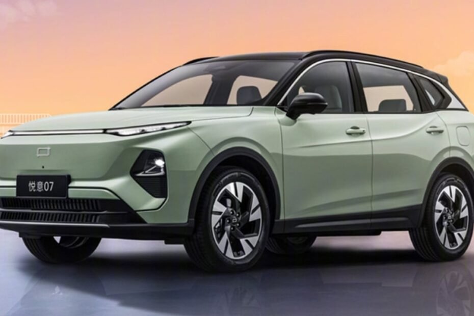 A precio de EBRO S700 y rival de BYD, este nuevo SUV híbrido llega a España con 250 CV y etiqueta CERO