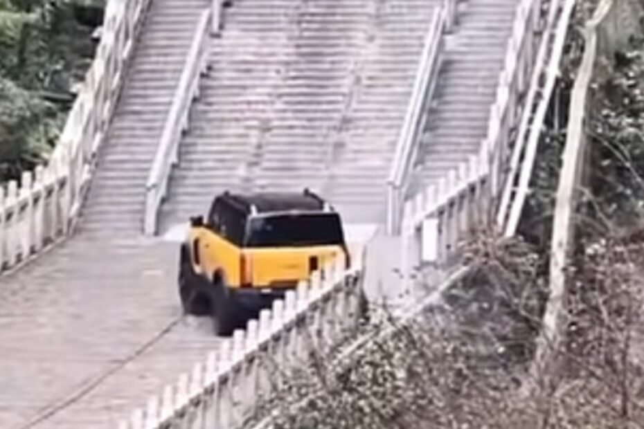 China trató de copiar el ascenso a los cielos de Land Rover, pero le salió muy, muy mal