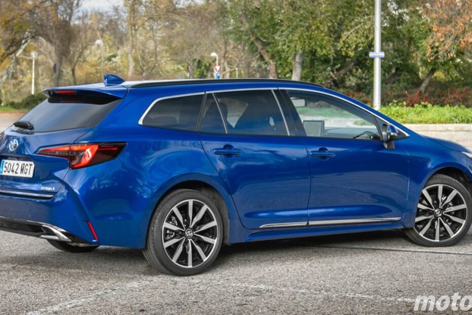 El híbrido de Toyota que arrasa tiene 7.000 € de rebaja y, con 600 litros de maletero, es el familiar japonés definitivo