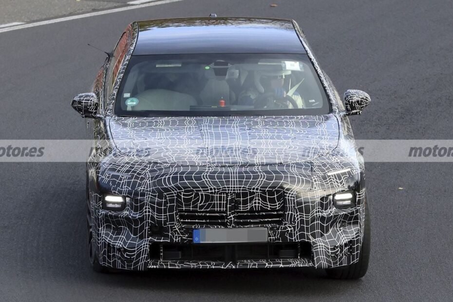 El nuevo BMW Serie 7 2026 se deja ver en Nürburgring, la berlina híbrida de lujo que no teme a los M