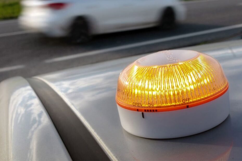 La DGT admite que las balizas V16 “cuando peor funcionan son con luz diurna” y recomienda complementarla con Google Maps o Waze