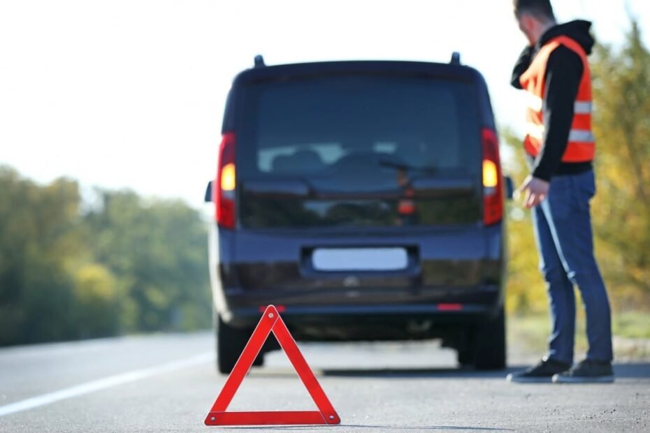 La DGT defiende el cambio de los triángulos por la baliza V-16, afirmando que “personas mayores, con discapacidad o embarazadas tenían dificultades”