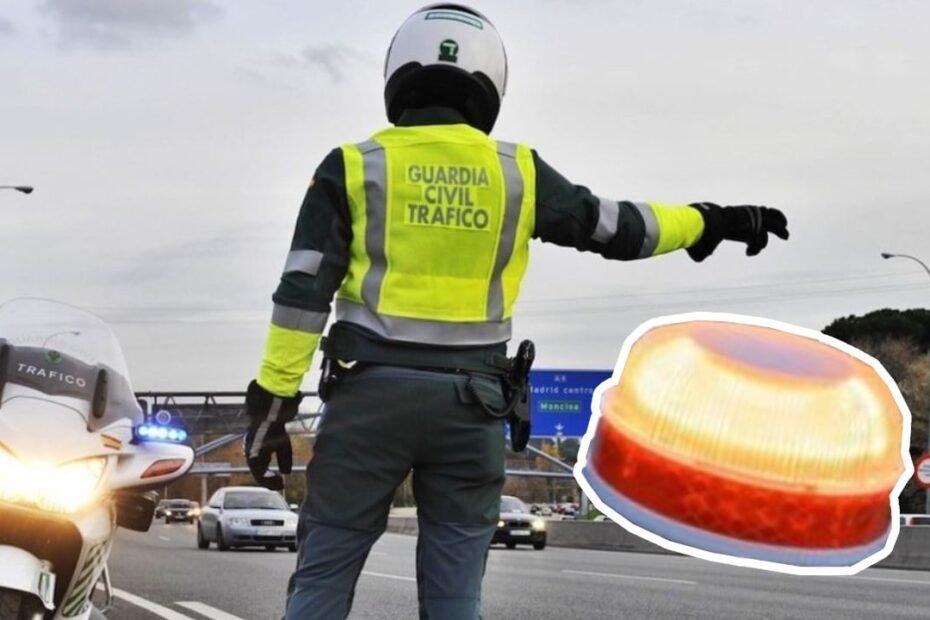 La Guardia Civil vuelve a cargar contra la baliza V-16 de la DGT: "No puede sustituir a los triángulos"