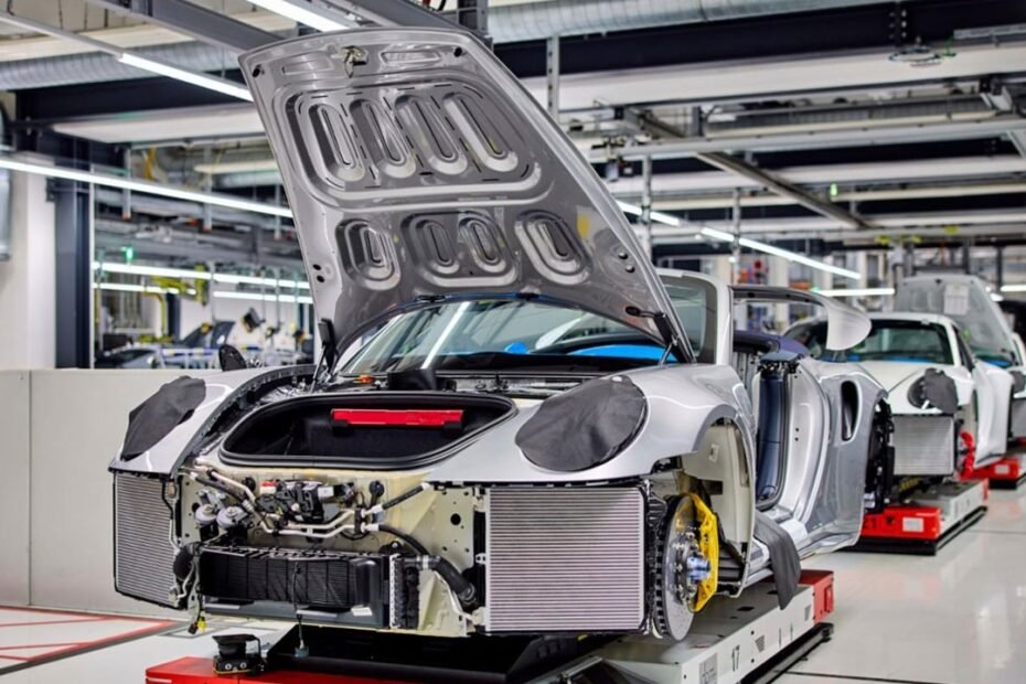Las ganancias se desploman un 96 %, recortan 1.900 empleos… y aún así Porsche regala un aguinaldo millonario
