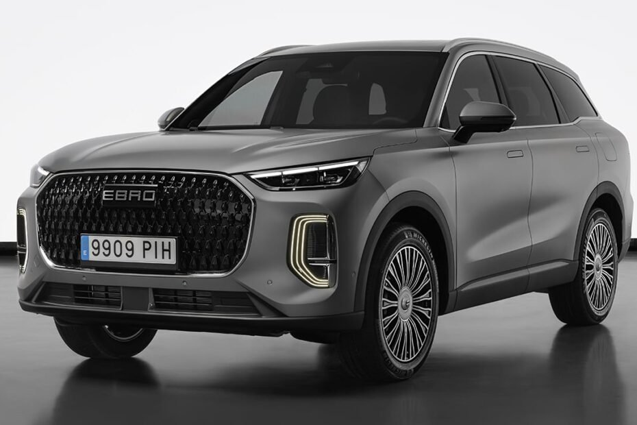 Llega el EBRO S900, el nuevo SUV de la marca española es híbrido PHEV 4x4 con 425 CV y 7 plazas