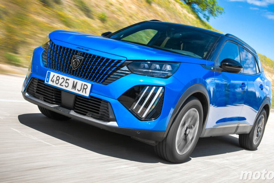 Los coches más vendidos en octubre de 2025, el Peugeot 2008 brilla en territorio del Dacia Sandero