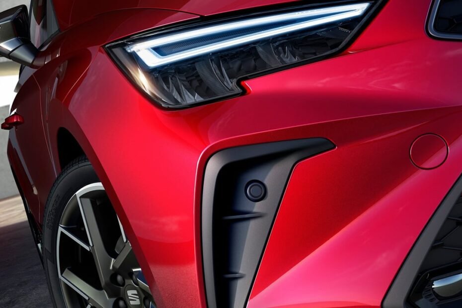 Tan barato como el Dacia Sandero y no hay color, este mejorado coche español con 3.800 € de rebaja es un chollo