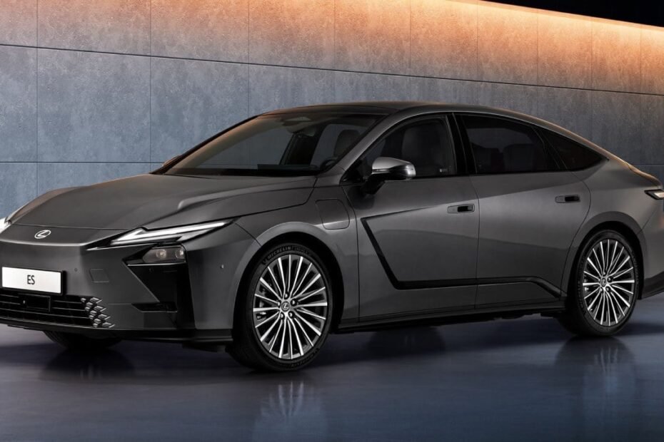 Ya conocemos el primer precio del nuevo Lexus ES, un modelo que llega a España con versiones híbridas y eléctricas listas para competir fuerte