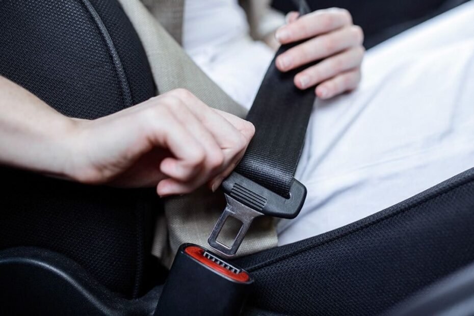 Adiós a las excepciones del cinturón: estos conductores deberán llevarlo siempre en ciudad desde 2026