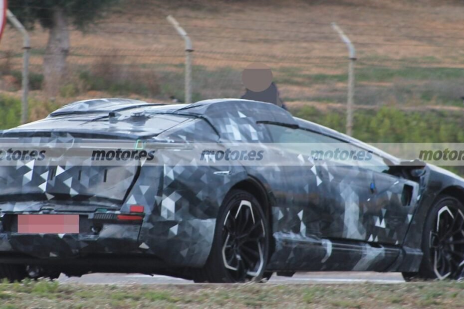 Arabia Saudí se lanza a la conquista del coche eléctrico: así es el CEER 2026 avistado en España