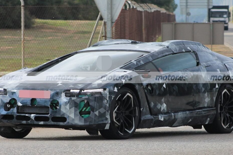 Aston Martin rompe su propio discurso, primeras fotos espía del Lagonda eléctrico que ya rueda en secreto