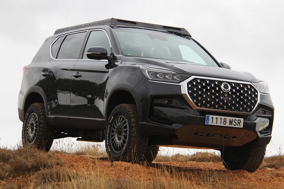 Con 820 litros de maletero el KGM Rexton es el 4x4 ideal para familias y, con sus versiones Profesional y Aventura, es más eficaz en todoterreno