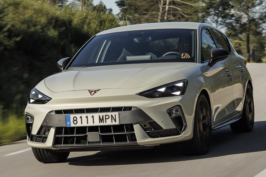 CUPRA aprieta al Mazda3 con el nuevo León Beyond, más equipamiento por menos con etiquetas ECO y CERO