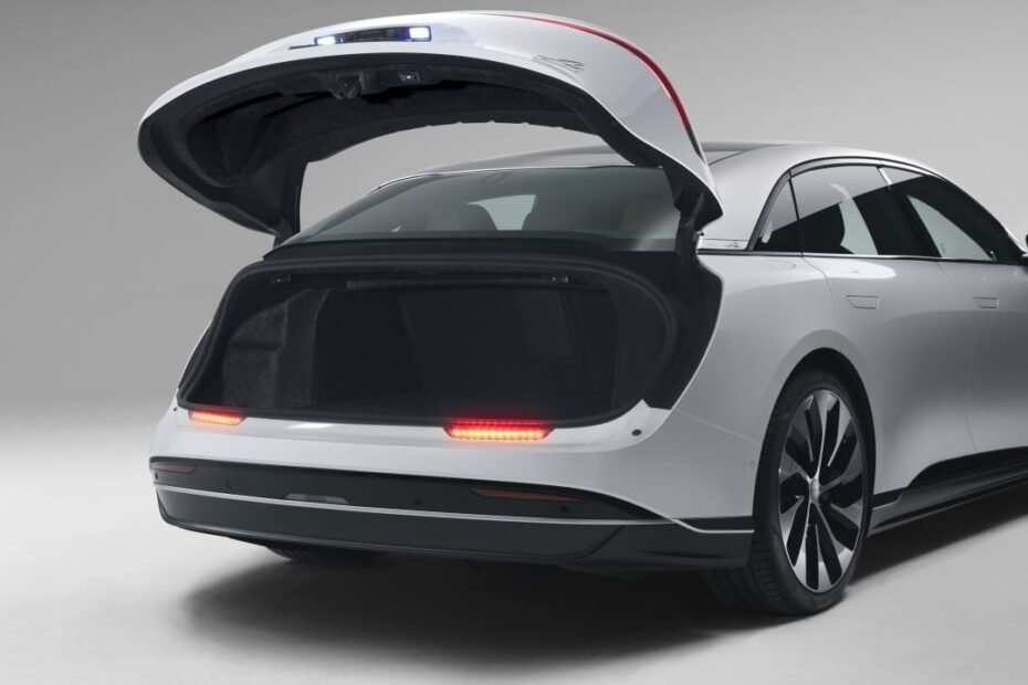 Derramar agua en el maletero de tu coche eléctrico puede acabar en casi 13.000 € de factura: este caso real lo demuestra