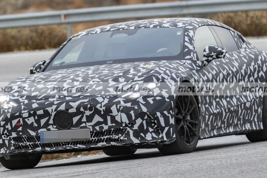 El nuevo Mercedes-AMG GT eléctrico se cruza Europa en la prueba definitiva… su consumo va a dar que hablar más que sus 1.500 CV