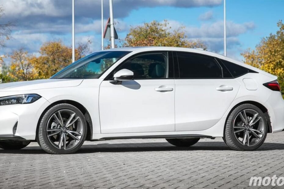 Este híbrido japonés de 184 CV gasta solo 5 litros y, con 2.000 € de rebaja, desafía a Toyota en su terreno