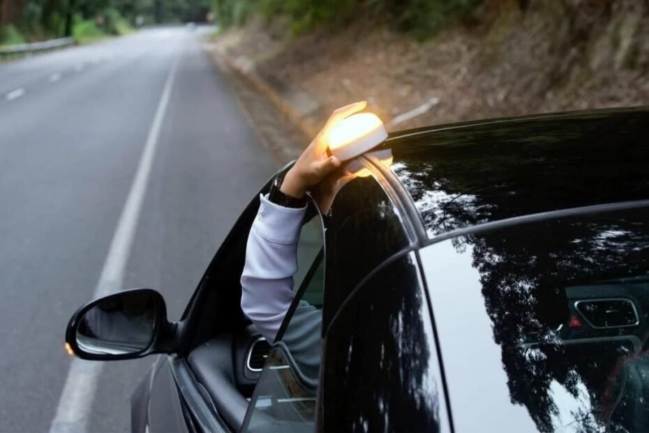 La DGT advierte que la baliza V16 conectada no tendrá cobertura total: “Algunas 'telecos' garantizan el 98 %”