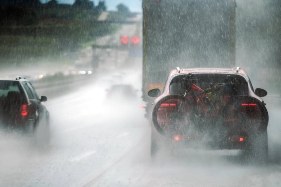 Llevo varias décadas conduciendo con lluvia y estas son las dos claves que de verdad pueden salvarte en la carretera