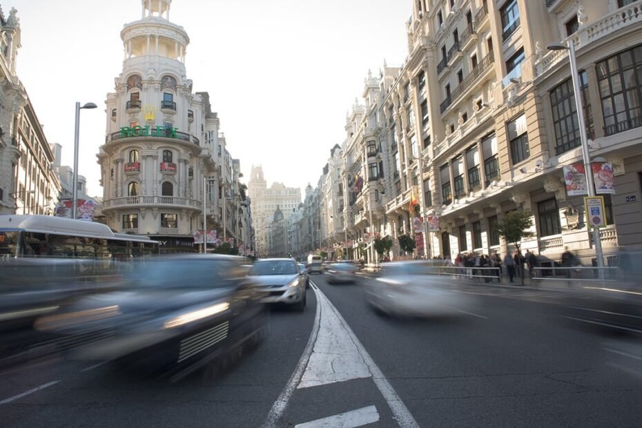 Los coches sin etiqueta de la DGT podrán seguir circulando por Madrid en 2026, el Ayuntamiento retrasa un año la ZBE más restrictiva