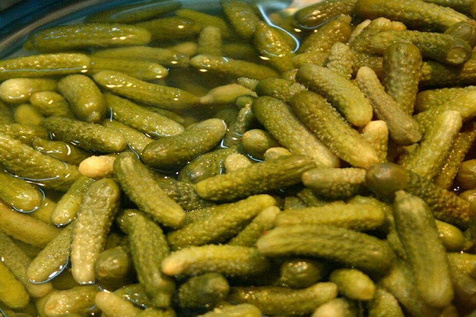 Ni sal ni químicos, Alemania usa agua de pepinillos para evitar el hielo en carreteras y aeropuertos