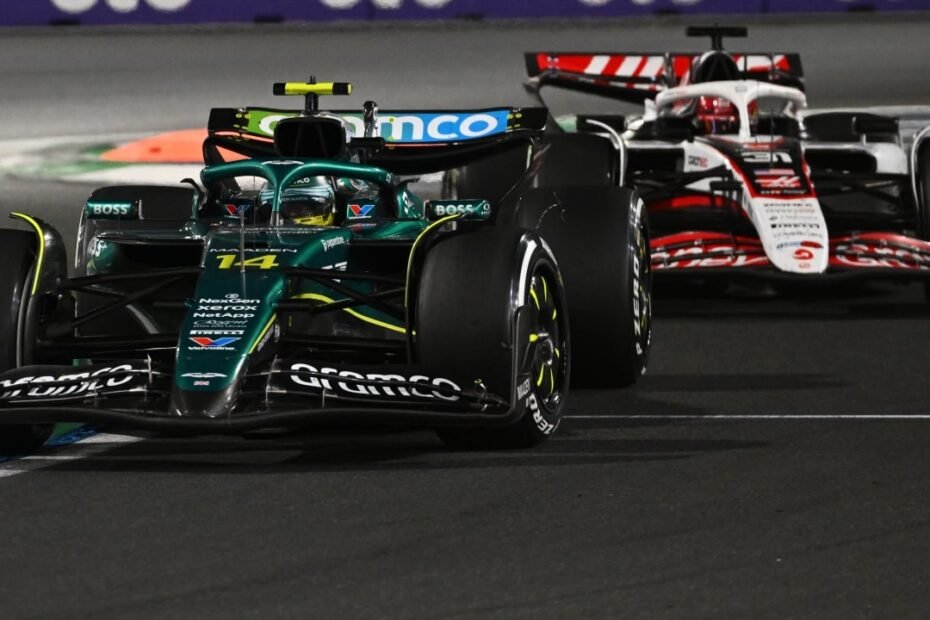 Ocon, impresionado por la defensa de Alonso en Abu Dhabi: “Es una leyenda del automovilismo en la lucha rueda a rueda”