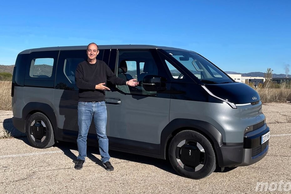 Pruebo el KIA PV5 Passenger, la furgoneta eléctrica que se hace pasar por monovolumen (y lo hace muy bien)
