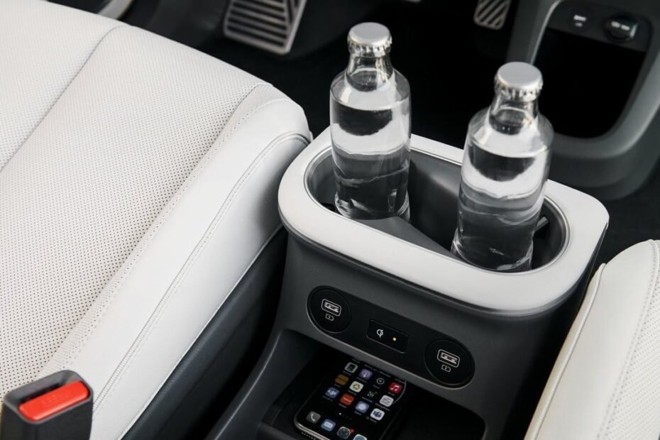 Se le derrama una botella de agua en su coche eléctrico y el taller le pasa una factura de 10.000 euros