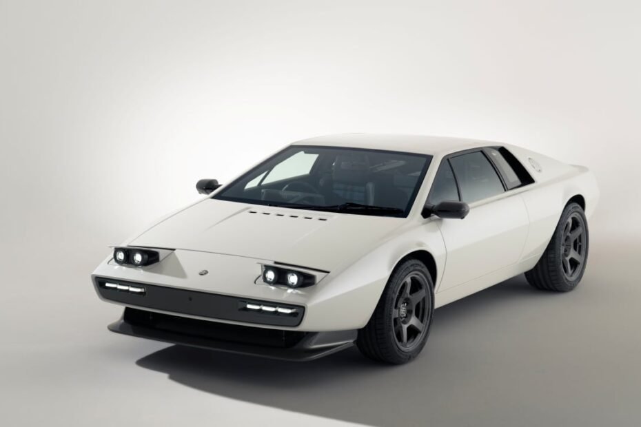 Vuelve el Lotus Esprit ligero y con estética retro tipo James Bond… pero con un giro enorme: no es realmente un Lotus