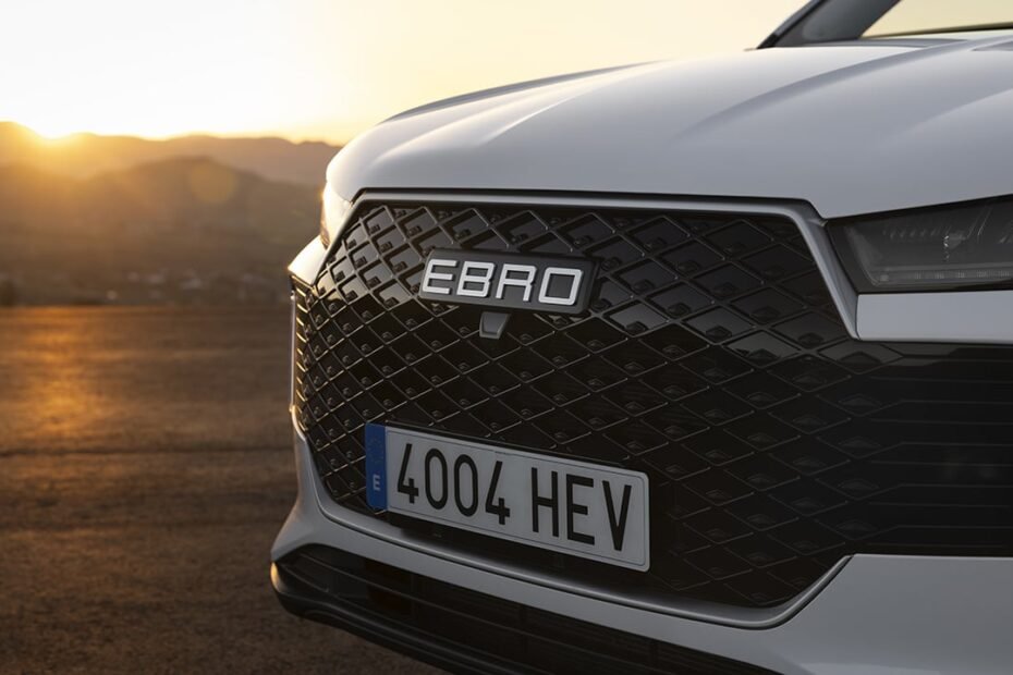 Con más de 7.000 € de rebaja y un motor híbrido de 211 CV, este SUV de EBRO más barato que el Dacia Duster es un chollo