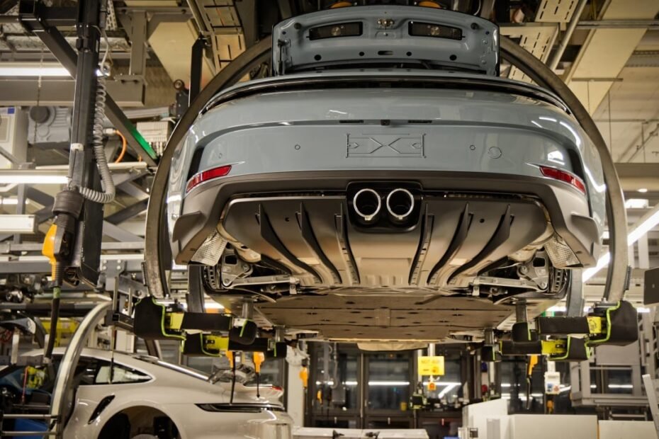 Desde sus fábricas hasta sus concesionarios (y viceversa), los fabricantes de coches enfrentan esta situación en 2026