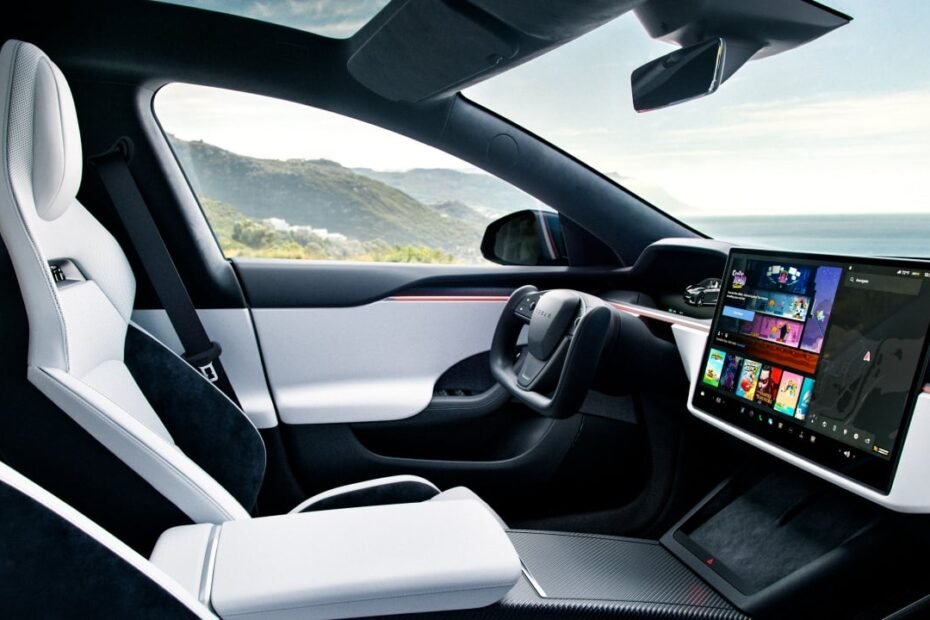 El FSD de Tesla se enfrenta al hielo con un Model S Plaid de 1.020 CV… y el resultado no es tranquilizador