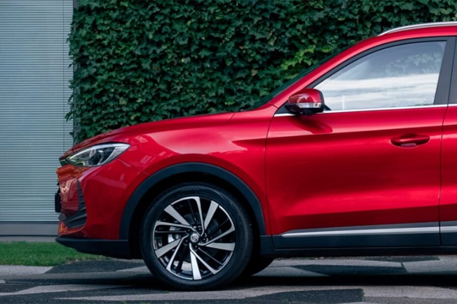 El SUV que arrasa en España ahora es híbrido como los Toyota y, por solo 356 € al mes, lo tienes con un todo incluido