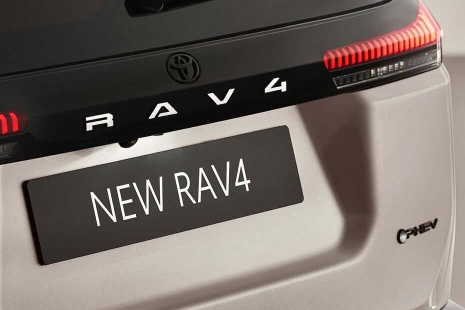 El Toyota RAV4 2026 llega a España con etiqueta ECO o CERO y con un precio de salida de 43.500 euros