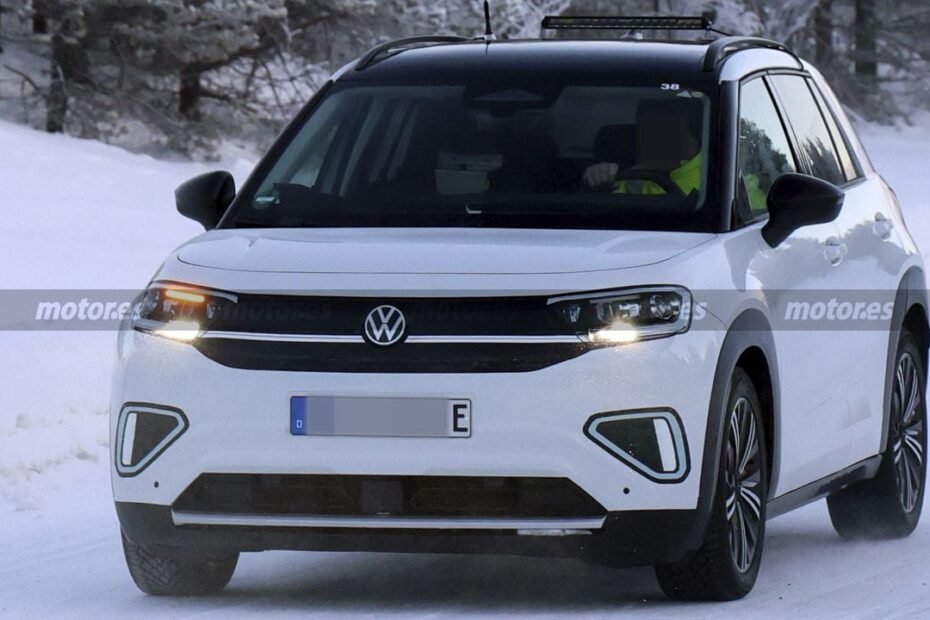 El Volkswagen ID. Cross 2026 se deja ver en las pruebas de invierno, su nuevo SUV eléctrico fabricado en España se acerca