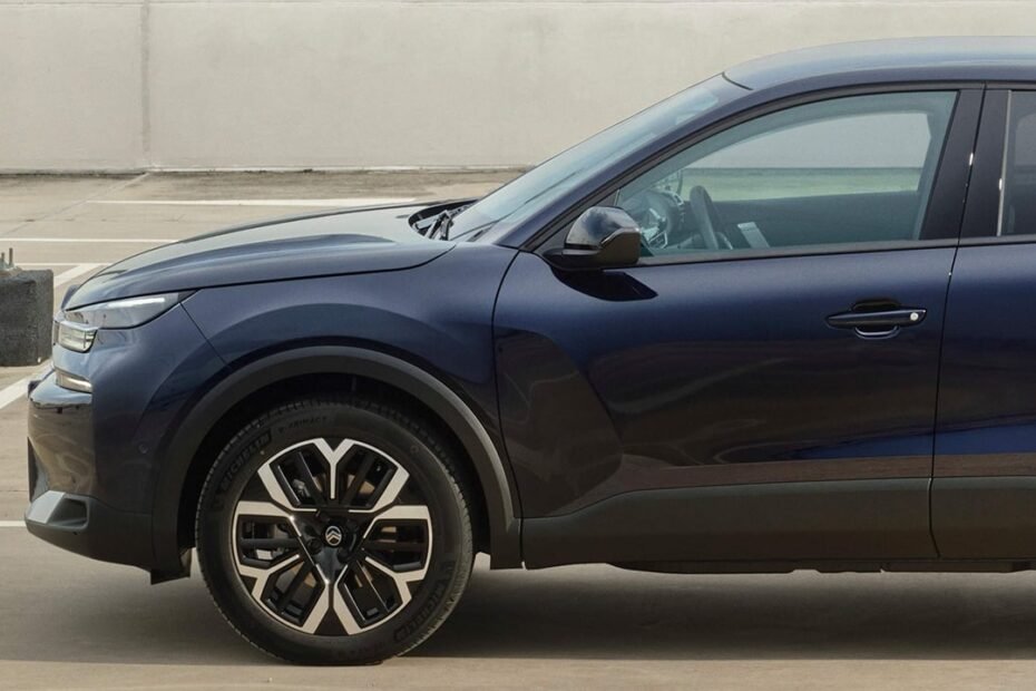 Es barato, tiene consumo de Toyota y, con 7.400 € de rebaja, este sedán ECO es anti-SUV que nadie puede igualar