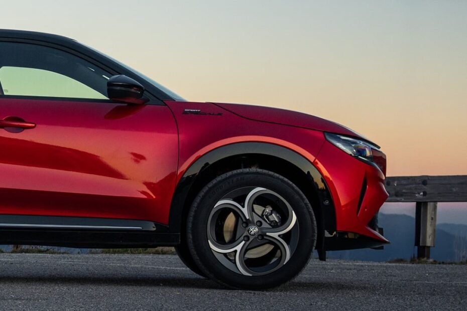 Este SUV con etiqueta ECO baja 7.000 €, gasta solo 4,8 litros y ya incomoda a Lexus por su éxito en 2025