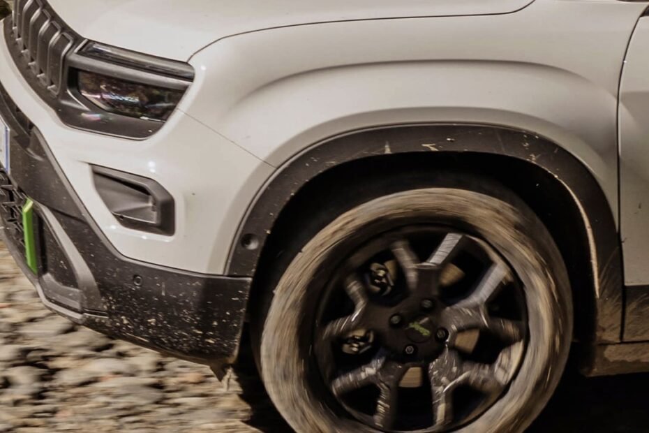 Jeep no quiere que el Avenger afloje, se rediseña para 2027 y apunta más alto