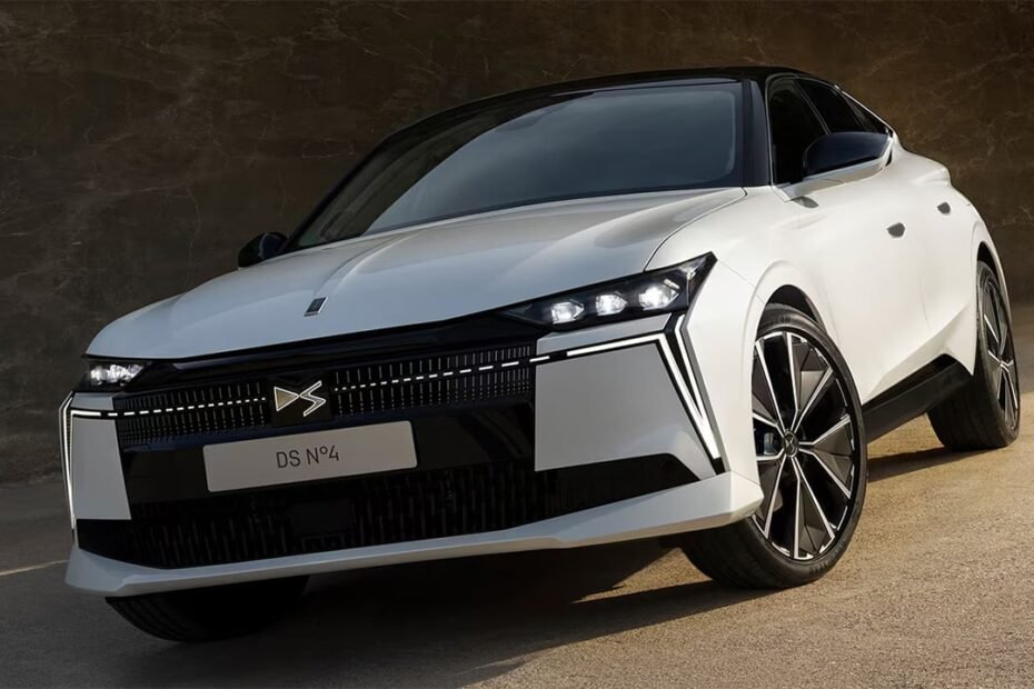 Con un motor híbrido PHEV de 225 CV el DS Nº4 supera al Mercedes Clase A y, con 3.800 € de rebaja, es más barato