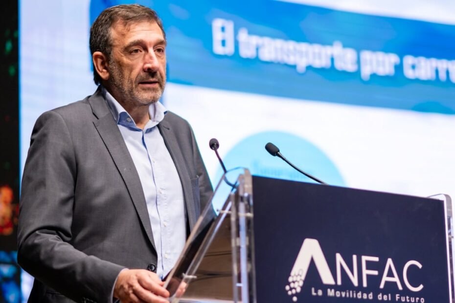 El director general de ANFAC retrata las carreteras en España: "Casi un tercio de nuestros vehículos superan los 20 años de antigüedad"