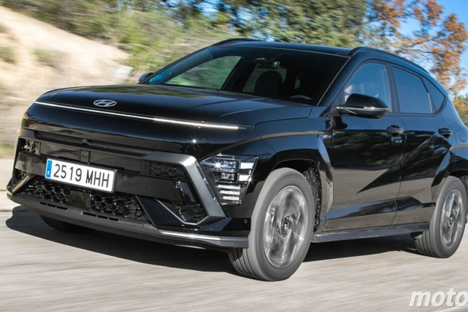 El Hyundai KONA híbrido mejor equipado baja 6.000 € y, con etiqueta ECO y 4,7 L/100 km de consumo, genera alarma en Toyota