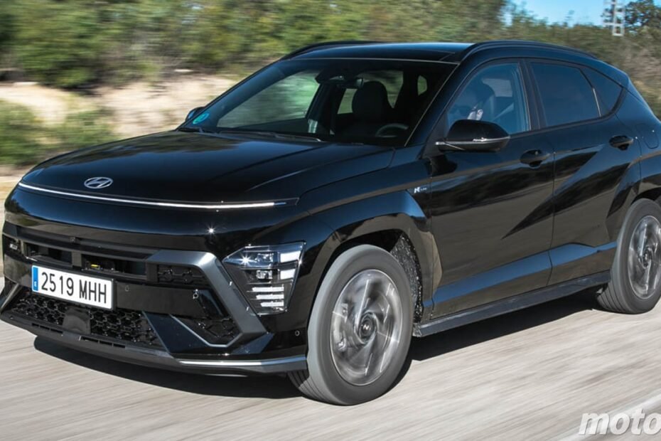El Hyundai KONA se vuelve peligrosamente lógico, gasta como un Toyota, tiene mejor maletero y ahora baja 6.000 €